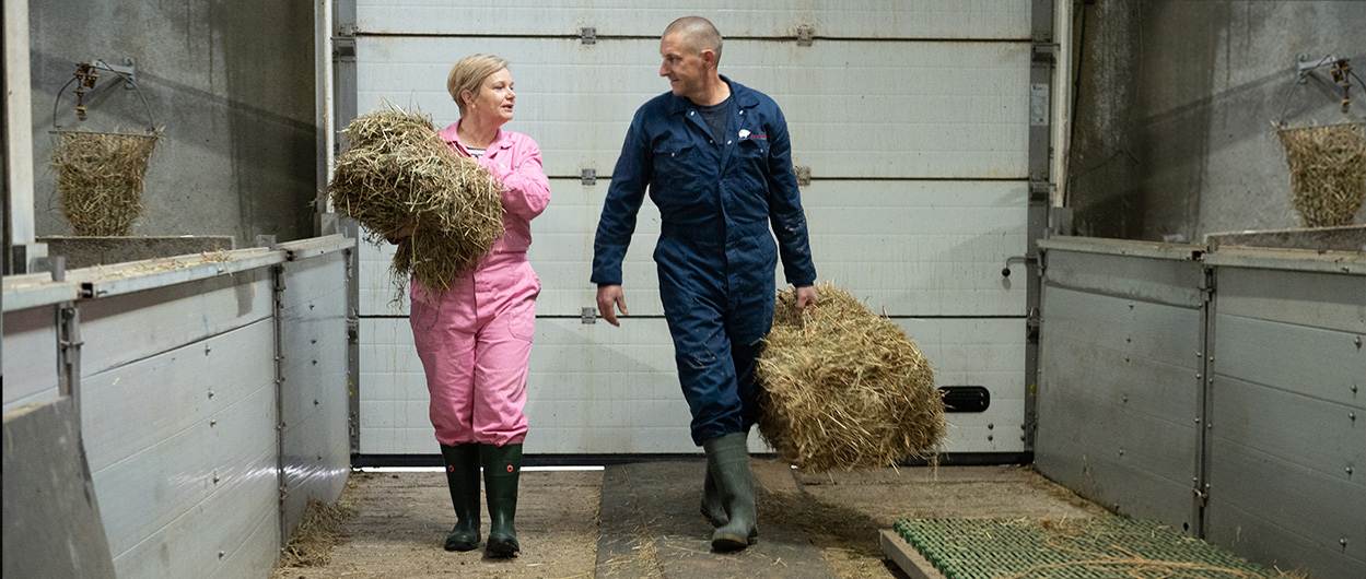 Ann en Frank van Dijck in varkens scharrelstal